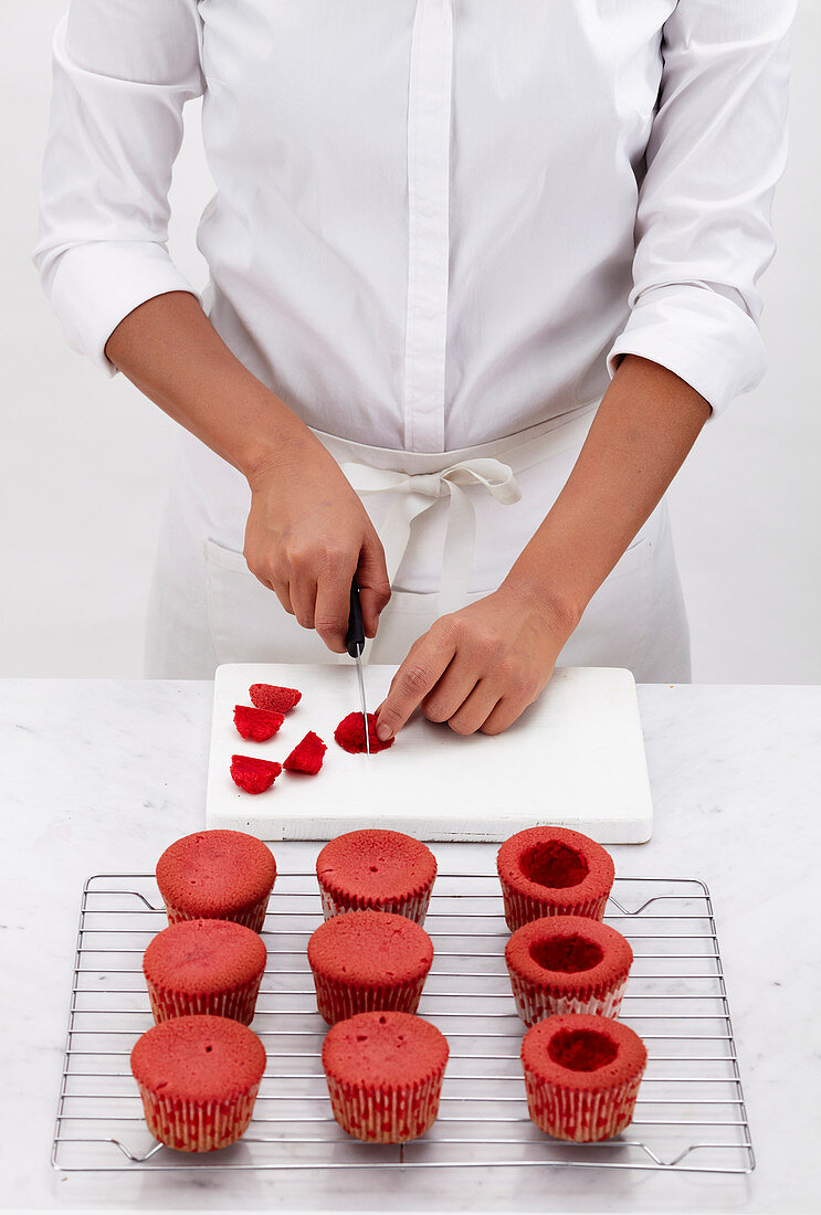 Red Velvet Cupcakes mit Schmetterlingsdeko zubereiten