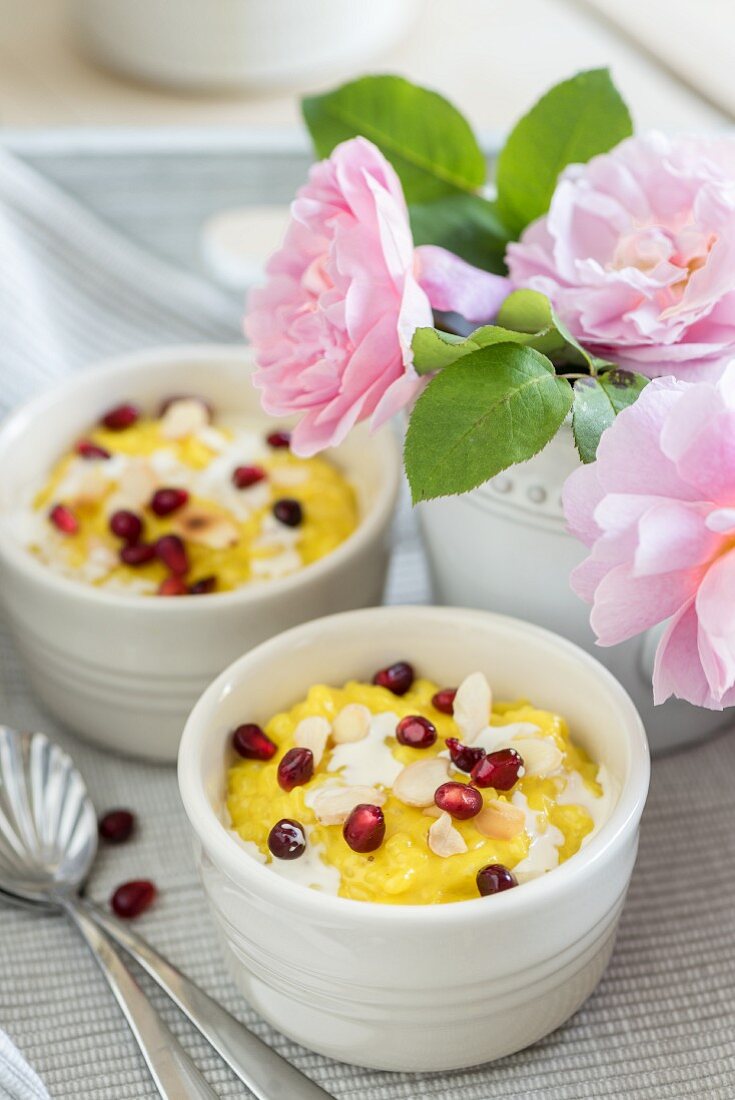 Kurkuma-Reispudding mit Granatapfelkernen