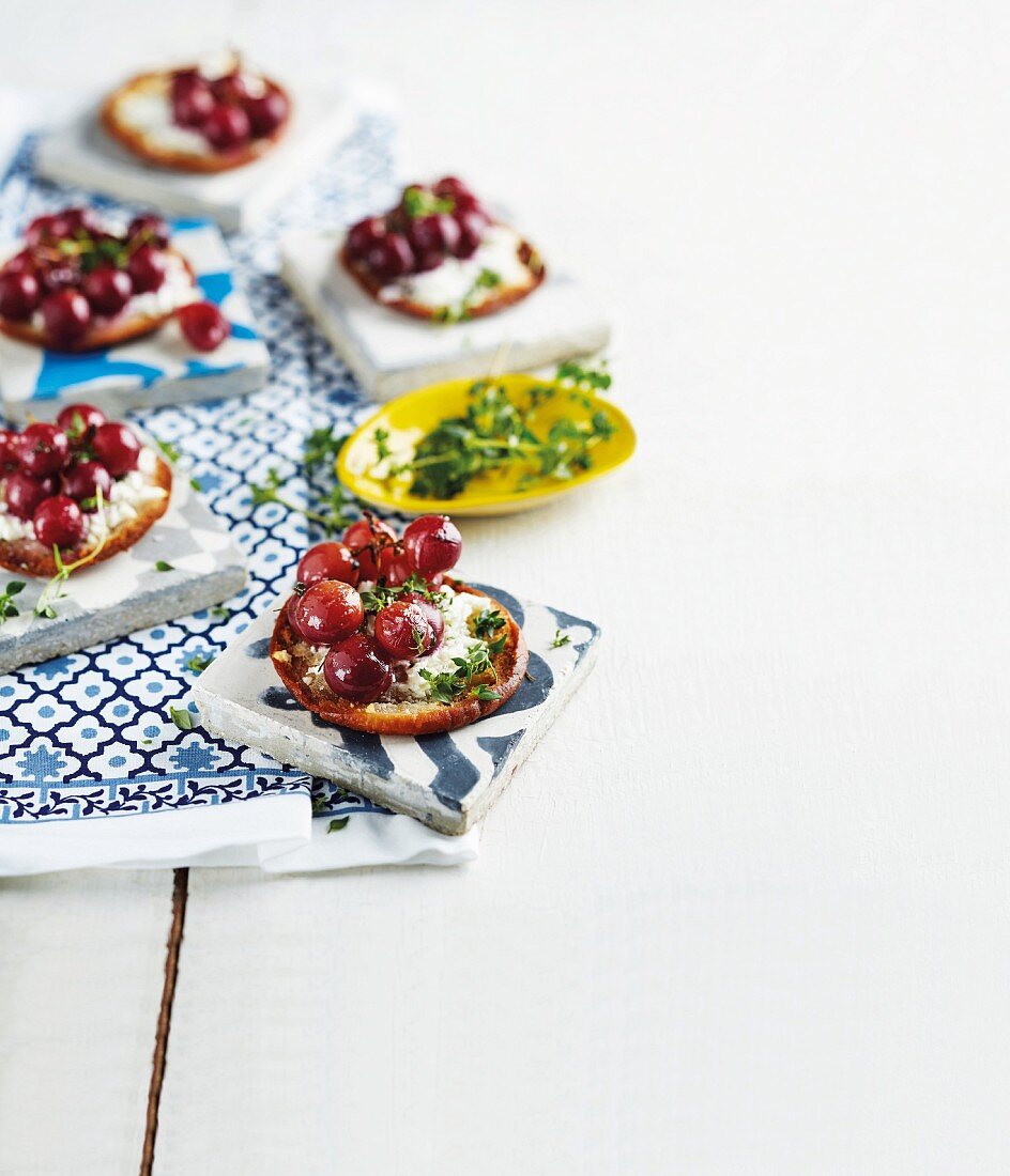 Grilled mini pitas with red grapes, feta and thyme