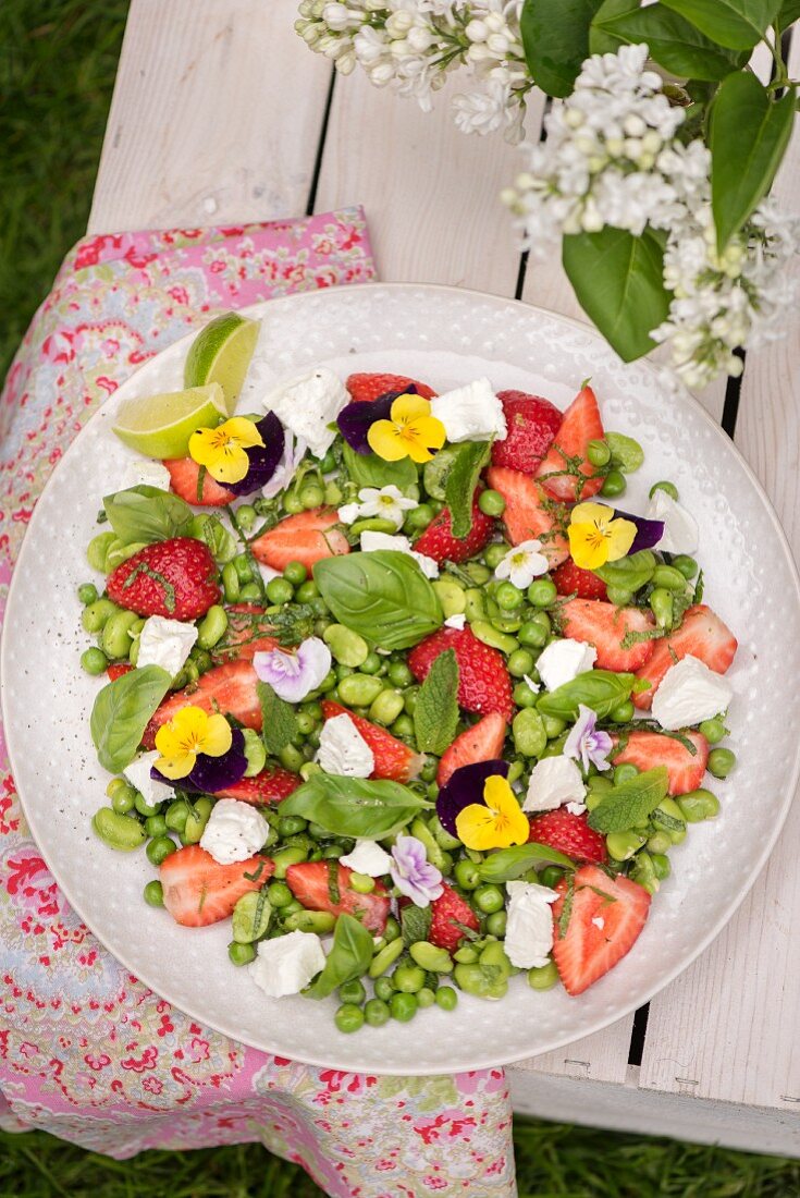 Bohnen-Erbsen-Salat mit Ziegenkäse, Erdbeeren und Essblüten