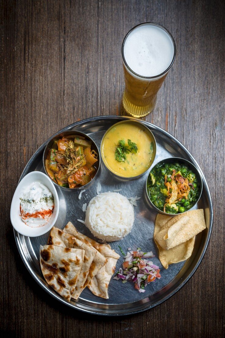 Vegetarisches Thali mit Bier (Indien)