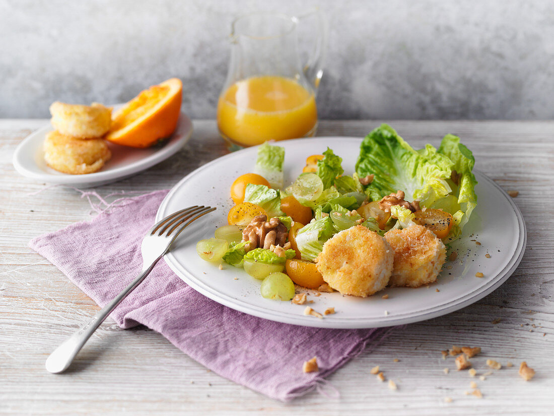 Salad with grapes and goat's cheese in a coconut coating