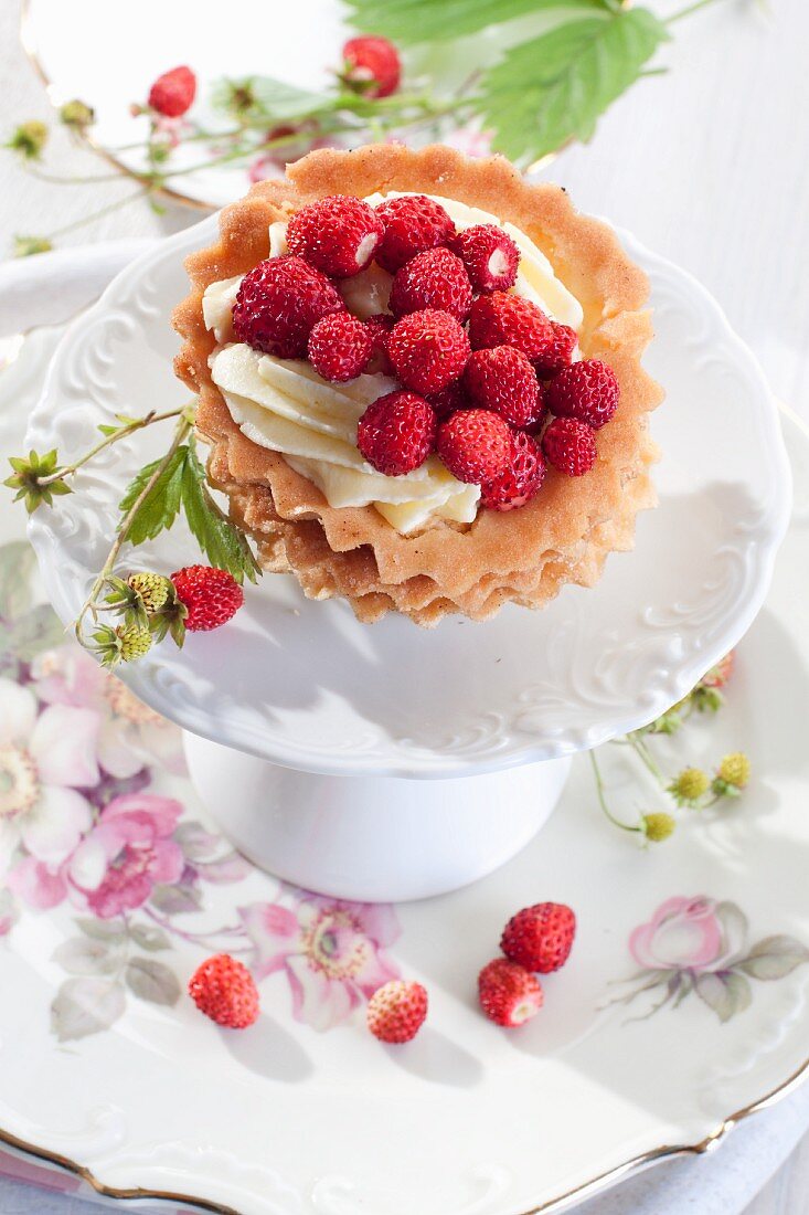 Tartlet with cream and wild strawberries
