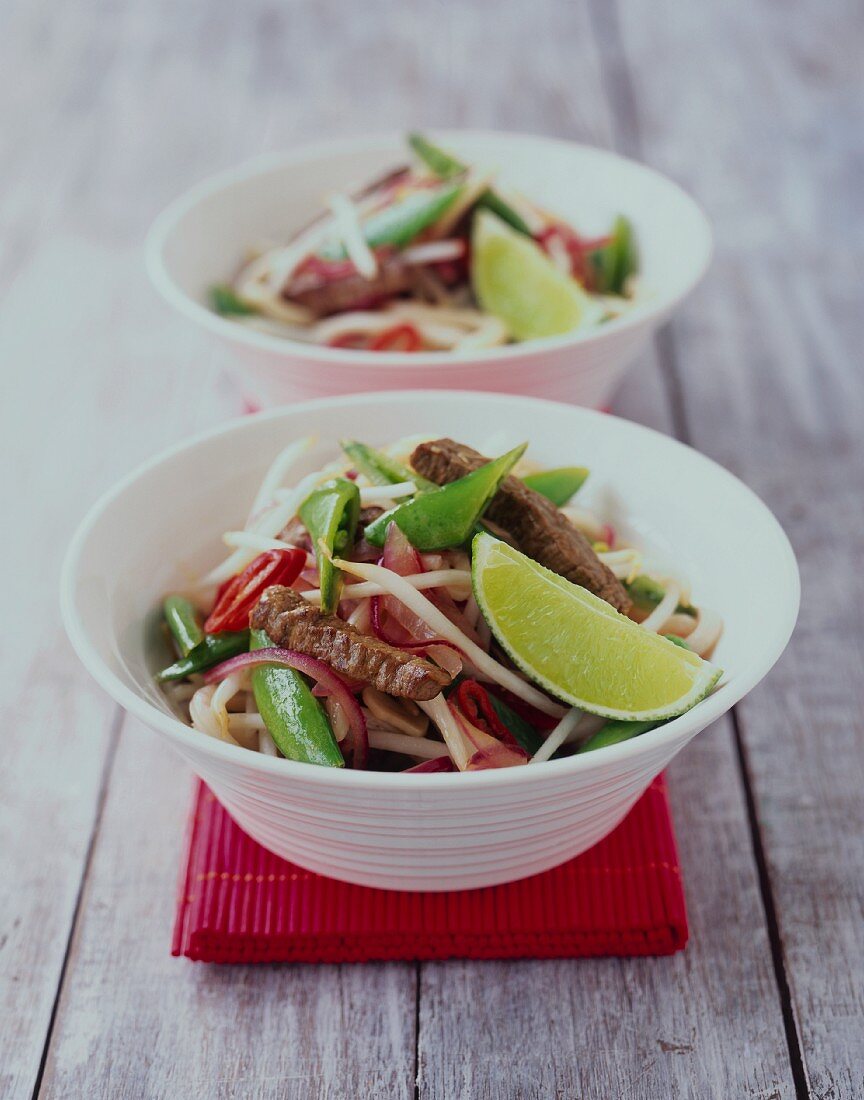 Schweinefleischpfanne mit Sprossen und Zuckerschoten