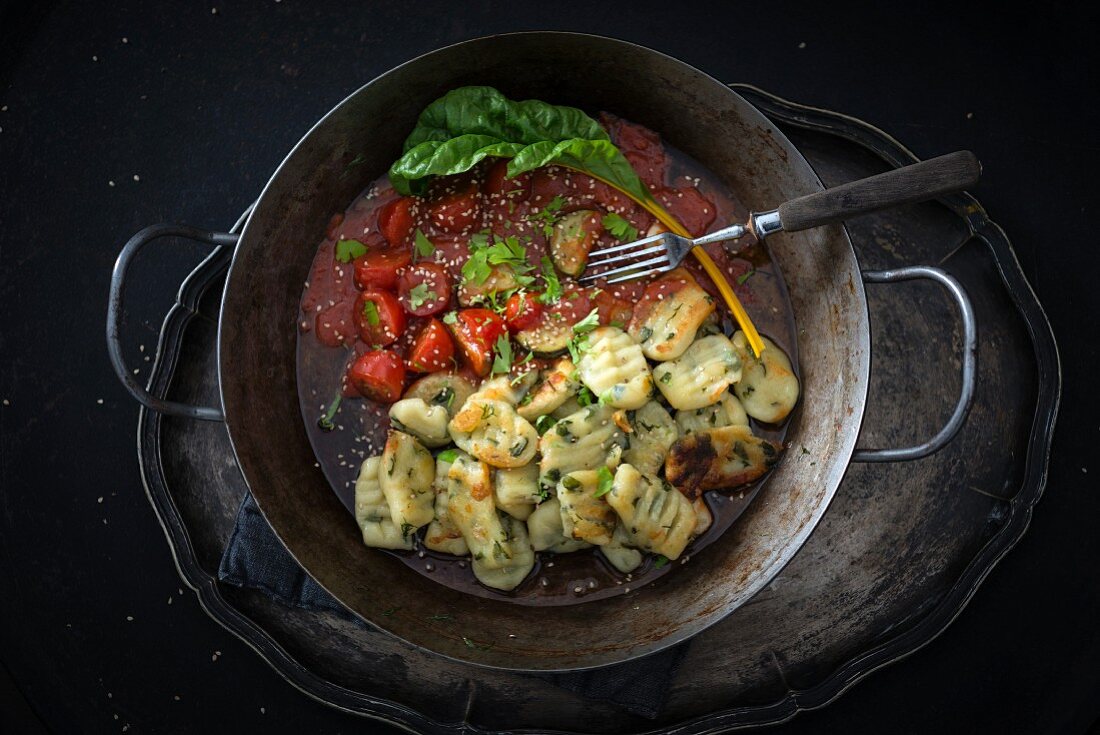 Vegane gebratene Mangoldgnocchi mit Tomaten-Zucchini-Sauce