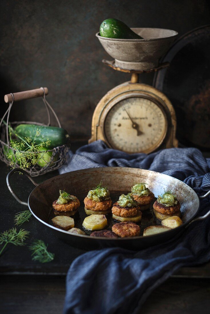 Vegane gebratene Kartoffelscheiben mit Bohnenbratlingen und Gurkenrelish