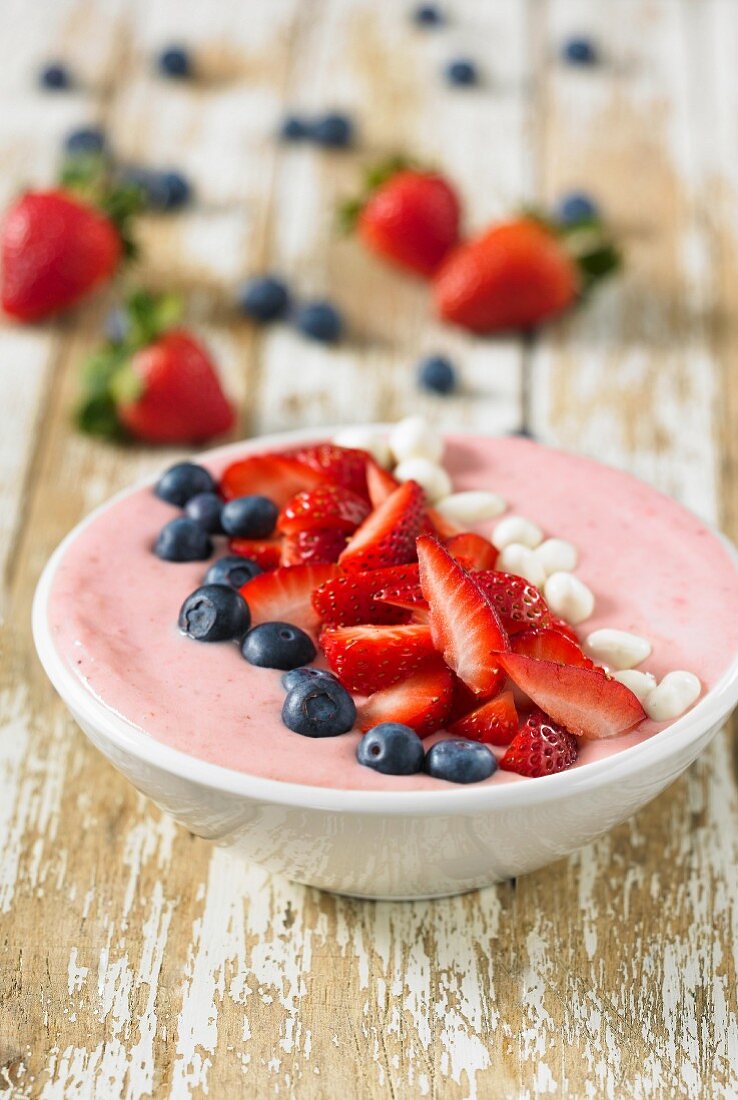 Smoothie Bowl mit Erdbeeren und Blaubeeren