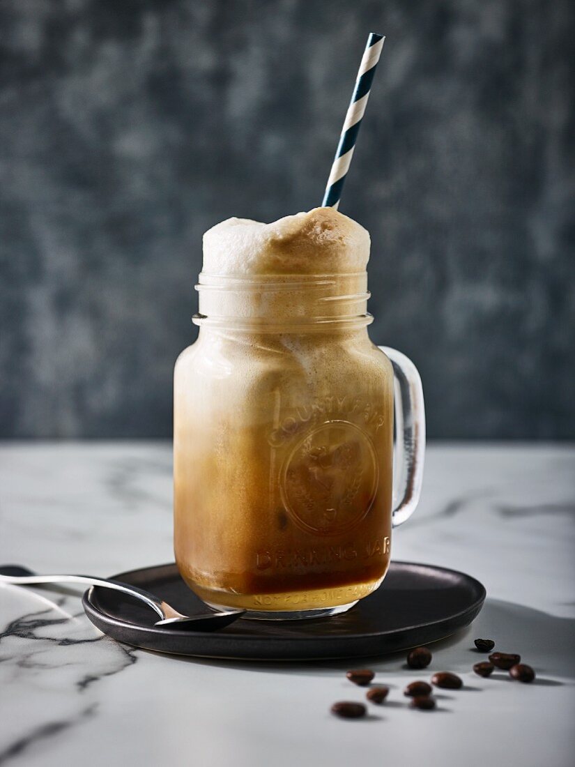 Espresso Soda Float im Glas mit Strohhalm