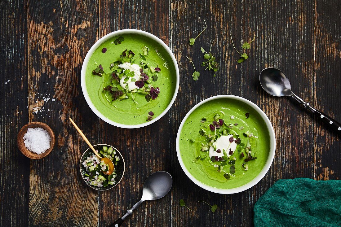 Grüne Gazpacho-Suppe mit Kresse