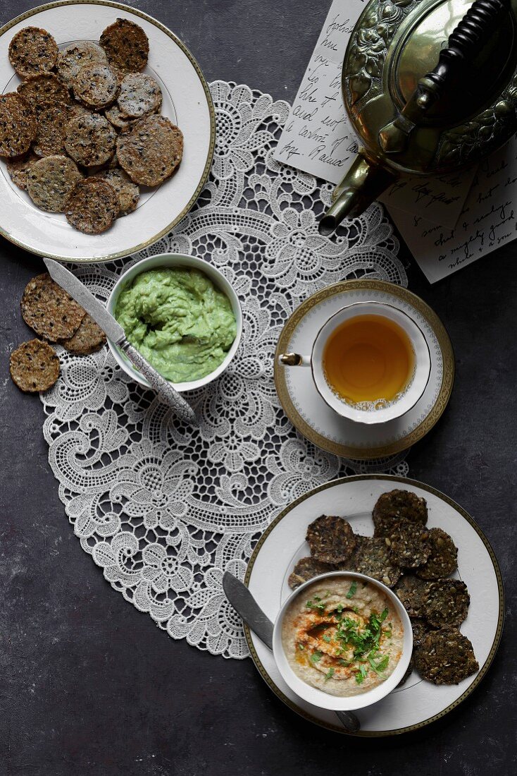 Glutenfreie Cracker mit Avocadodip und Hummus zum Tee