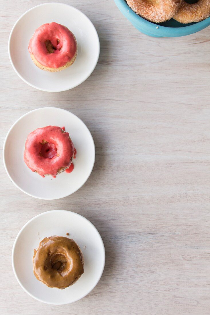 Hausgemachte Donuts mit verschiedenfarbiger Glasur