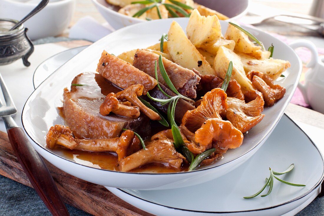 Goose breast with chanterelle mushrooms and roast potatoes