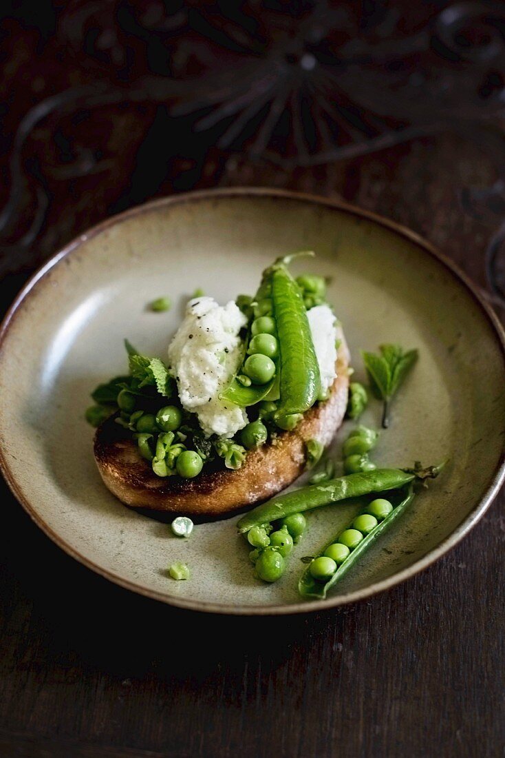 Bruschetta mit grünen Erbsen und Mozzarella