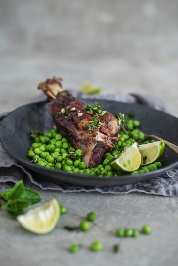 Gebratene Lammhaxe mit Erbsen, Minze und Limetten