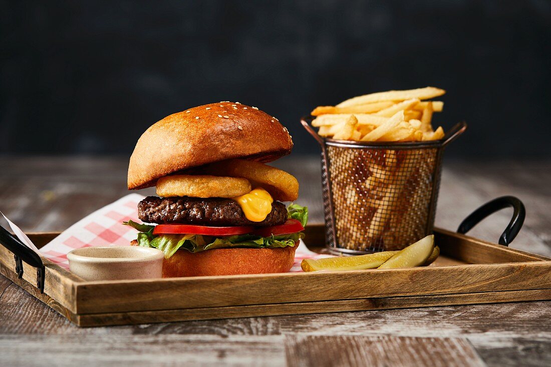 Beefburger mit Pommes Frites (USA)