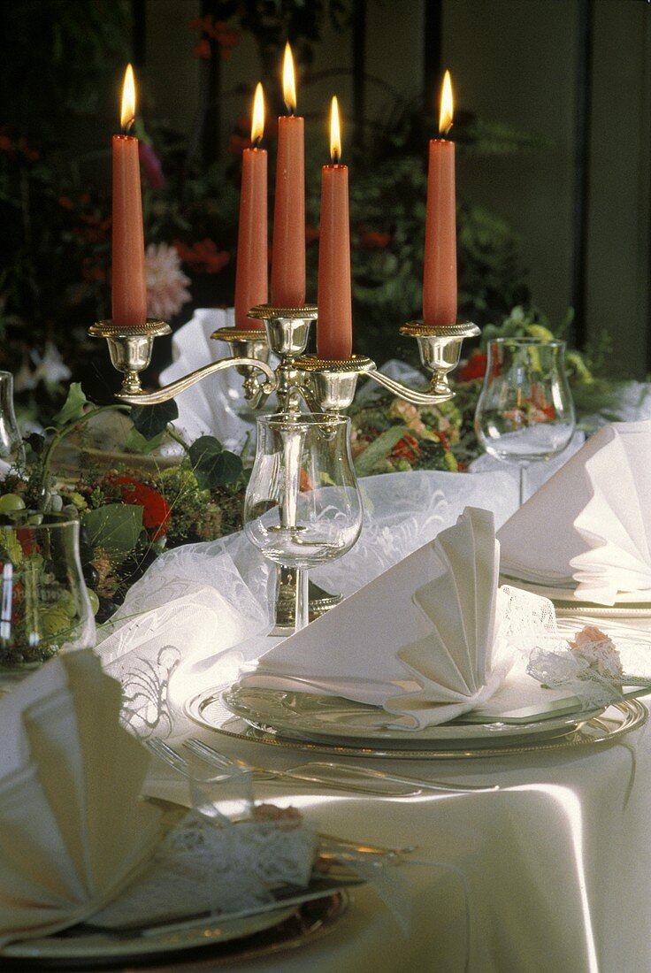 Festliche Gedecke auf Hochzeitstafel mit Kerzenständer