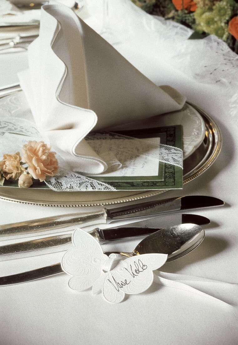 Ein festliches Gedeck zur Hochzeit mit Tischkärtchen