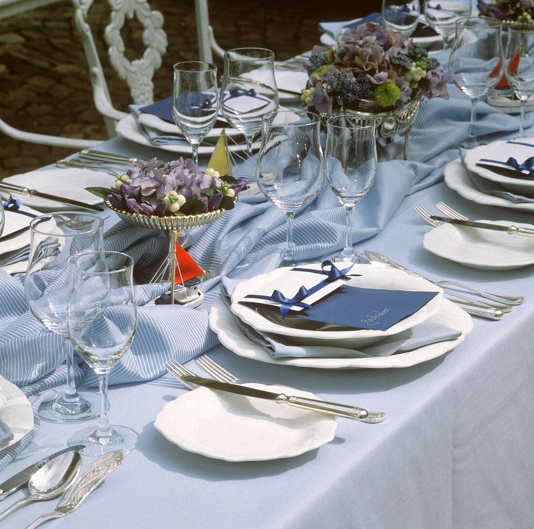 Festlich gedeckter Tisch mit blauen Tischkärtchen