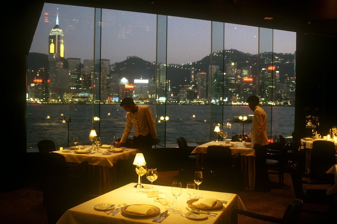 Gedeckte Tische im Restaurant Plume (Hotel Regent, Hong Kong)