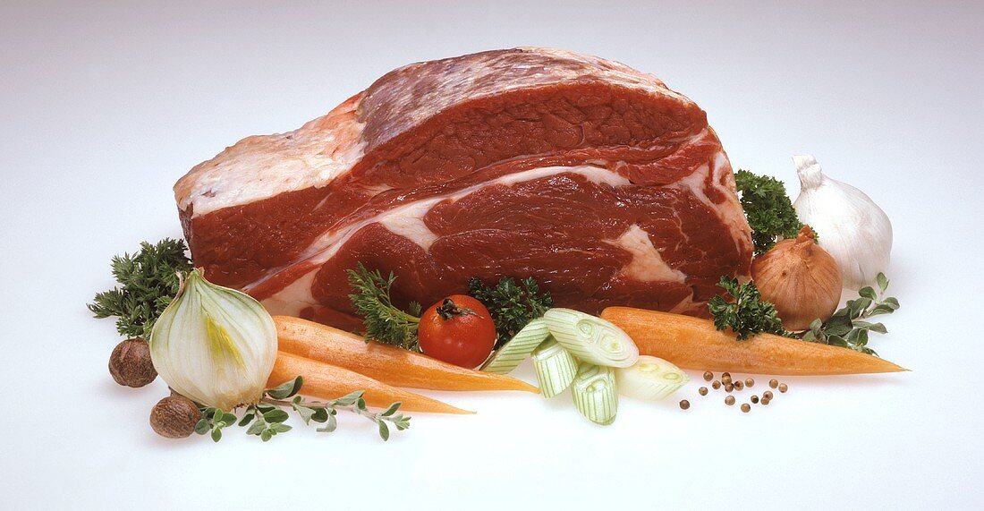 Zutaten: Rohes Suppenfleisch vom Rind und Suppengemüse