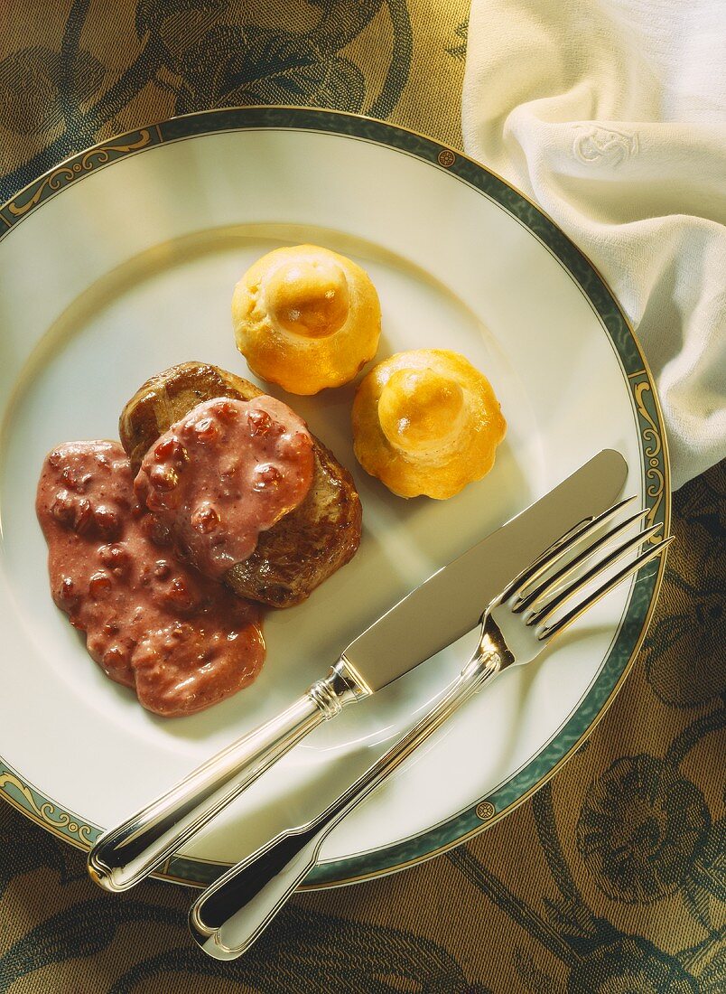 Hirschkuhmedaillon mit Preiselbeer-Meerrettichsauce (Elsaß)