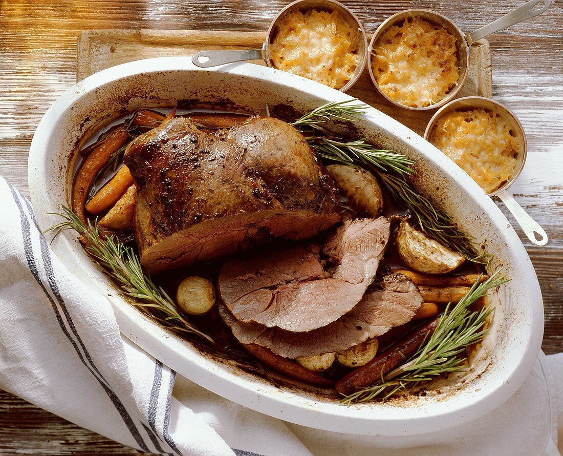 Hirschkeule mit Gemüse in Reine, Kürbisgratin in Pfännchen