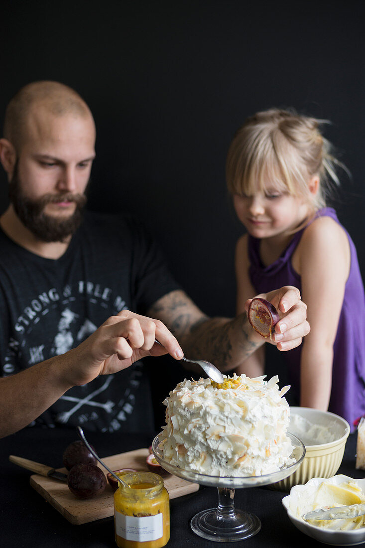 Vater und Tochter verzieren Kuchen