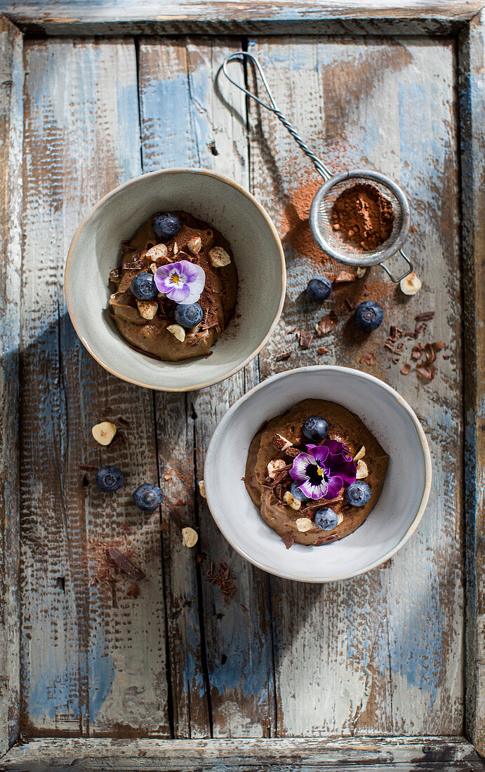 Schokoladenmousse mit Heidelbeeren