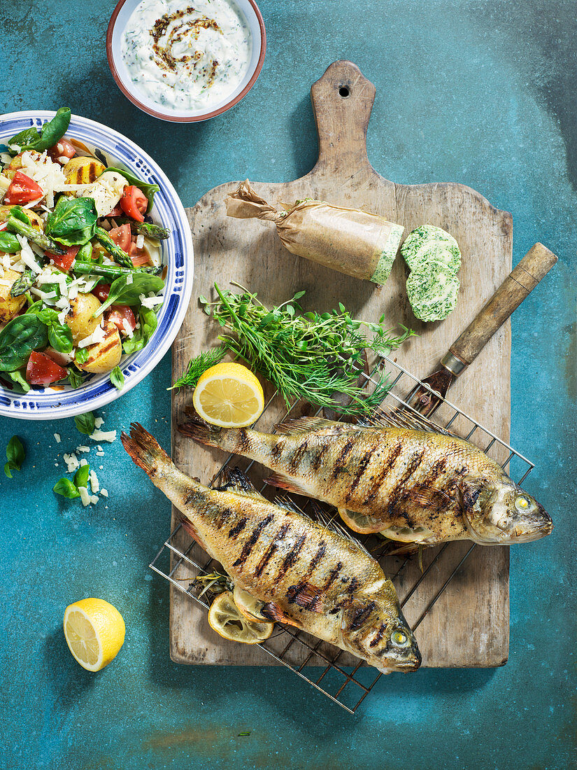 Gegrillte Fische mit Kräuterbutter und Salat