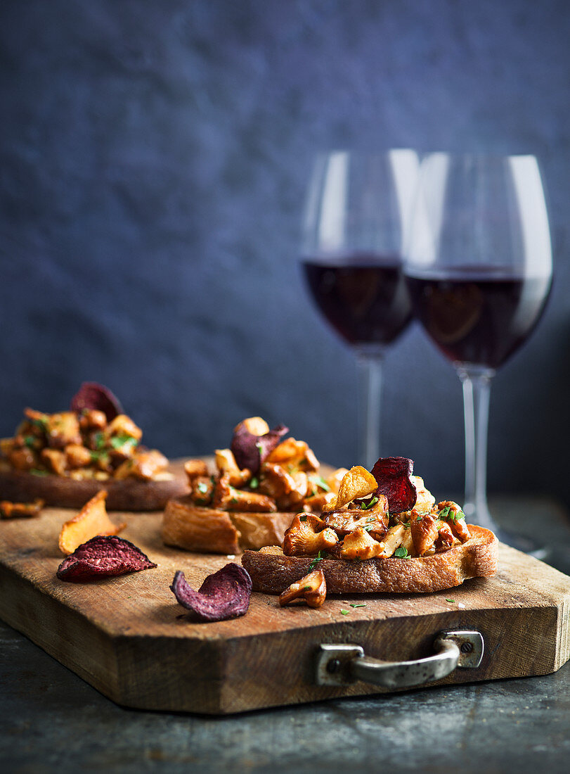 Toast with mushrooms and beetroot chips