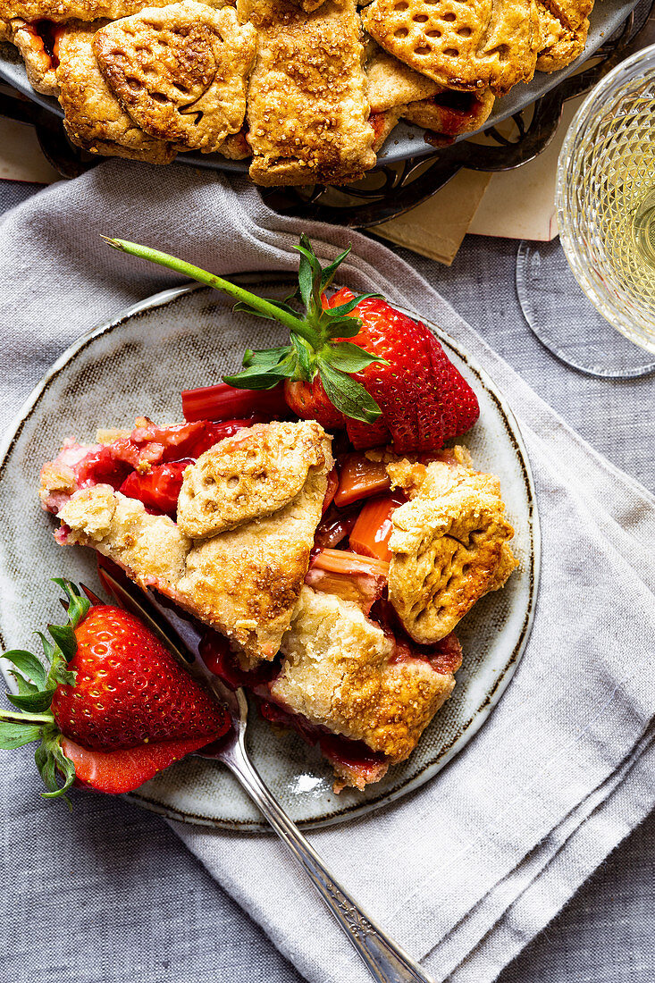 Erdbeer-Rhabarber-Pie mit Teiggitter