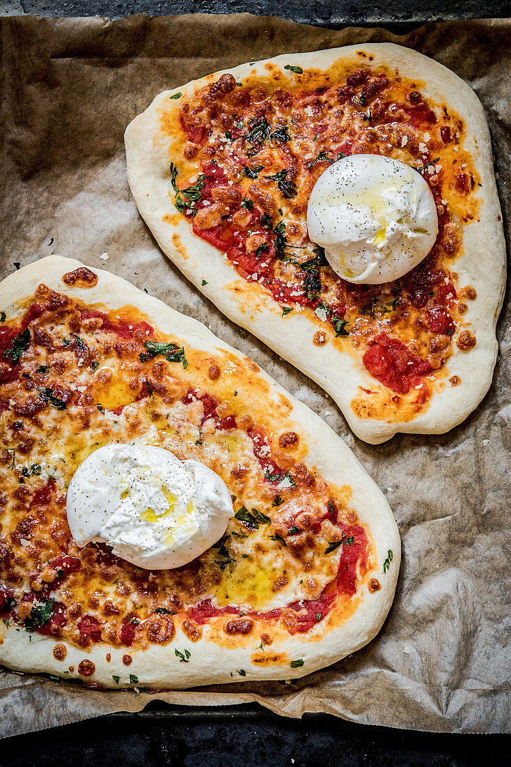 Pizza mit Mozzarella und Petersilie