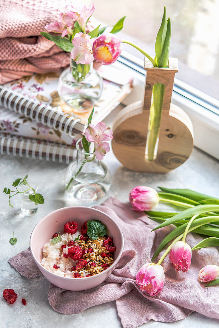 Rice flakes with granola, mint and raspberries