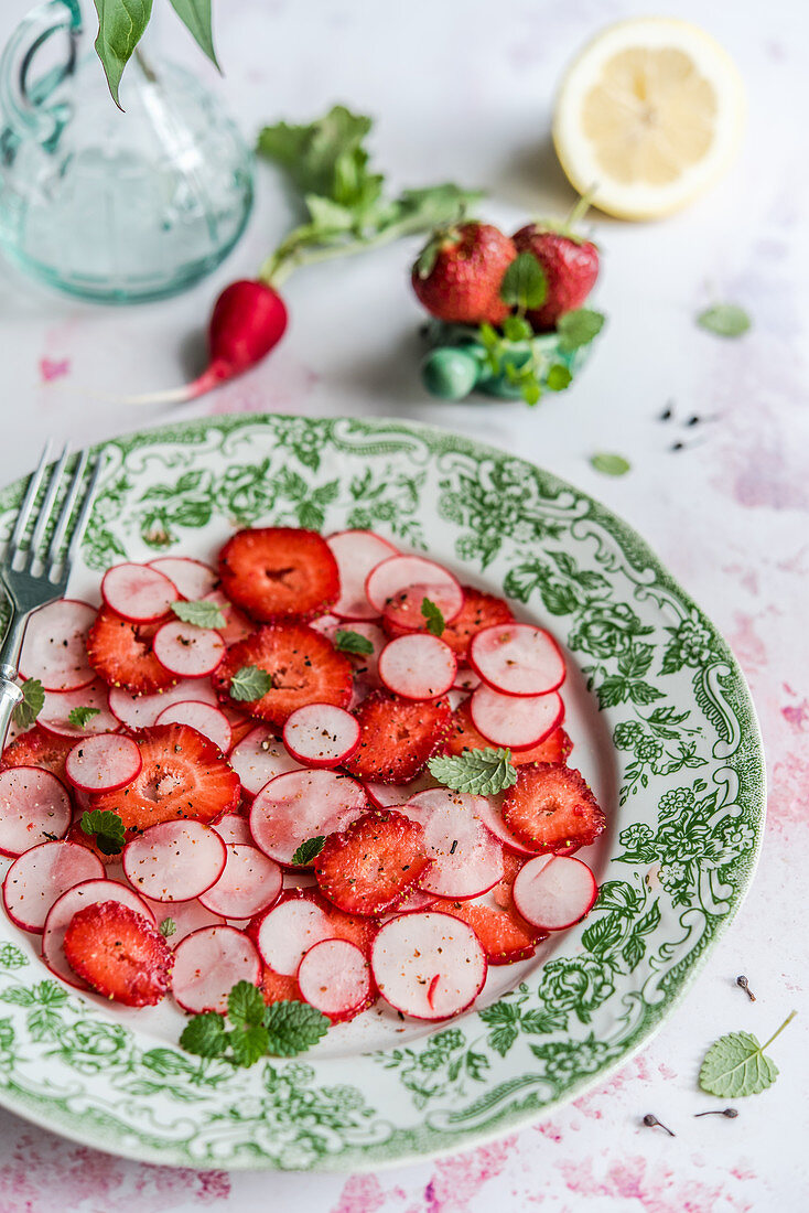 Salad with radish, strawberries, mint and pepper