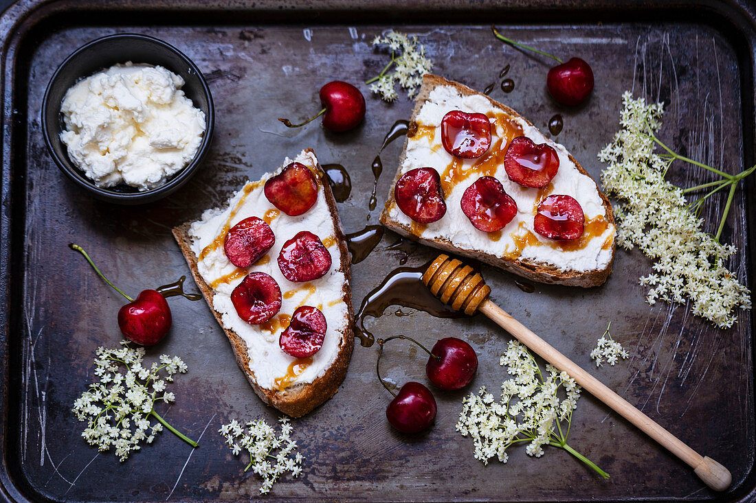 Getoastete Brotscheiben mit Ricotta, Kirschen und Honig