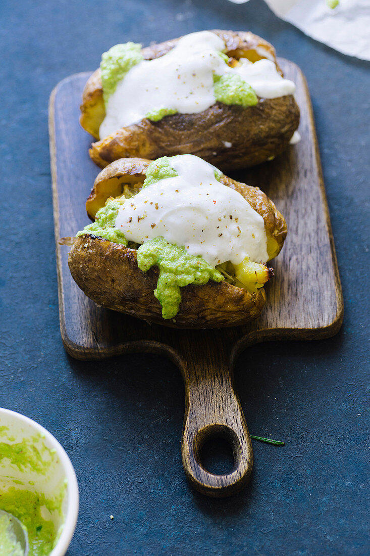 Twice baked potatoes: Zweimal gebackene Kartoffeln mit Pesto und Creme fraiche