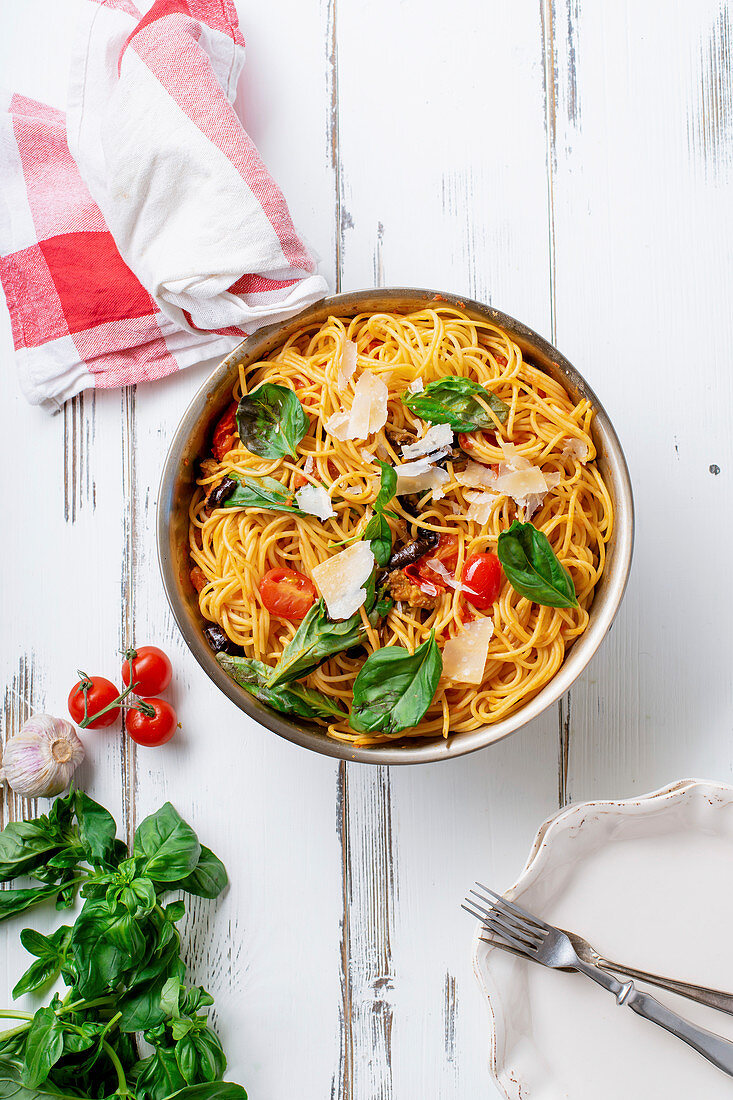 Spaghetti mit Auberginen, Tomaten und Basilikum (Italien)