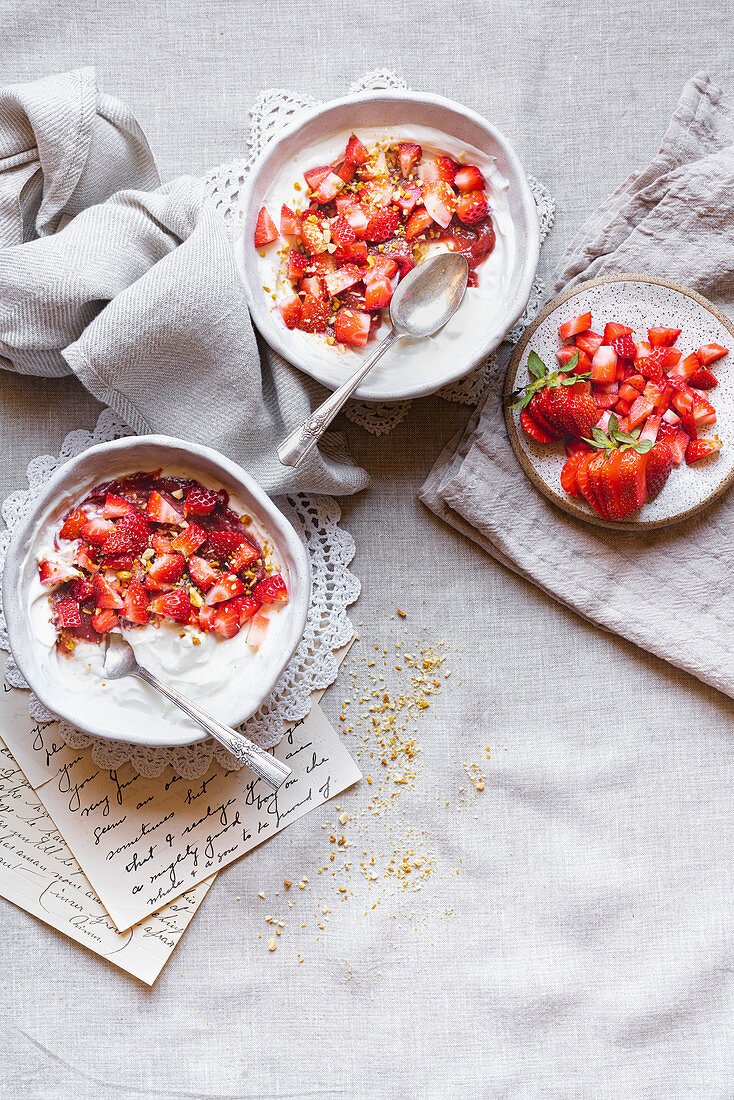 Joghurtspeise mit griechischem Joghurt, Mascarpone und Erdbeeren