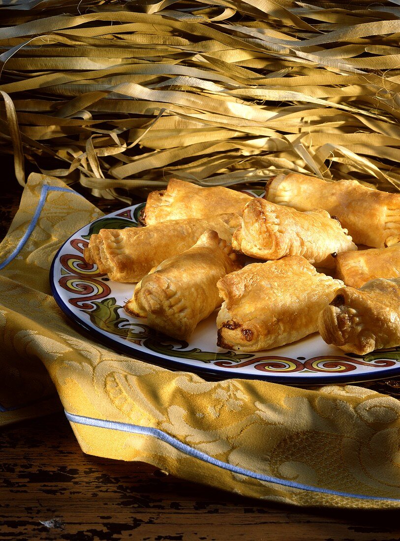 Filled puff pastry rolls with lemon wedges