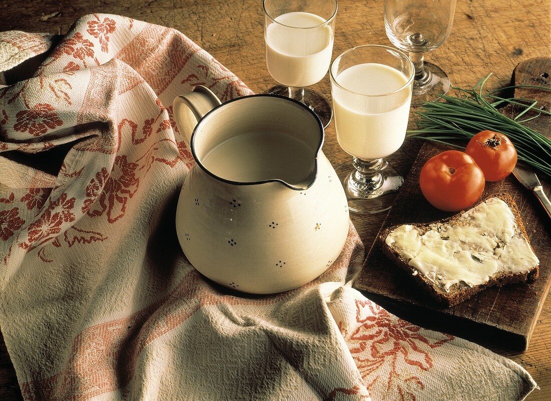 Krug & zwei Gläser mit Milch, Butterbrot,Tomaten,Schnittlauch
