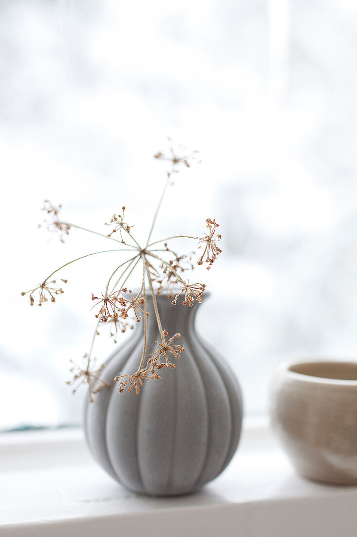 Vase mit getrockneten Blüten