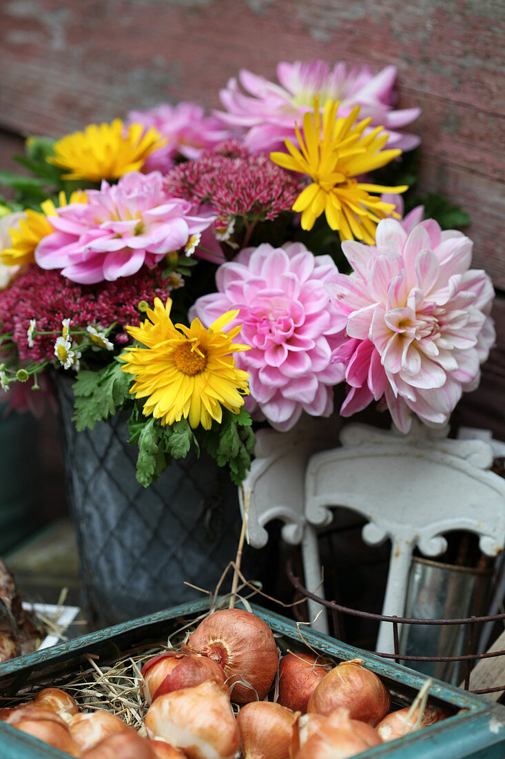 Spätsommerlicher Strauß mit Dahlien, Fetthenne und Ringelblumen