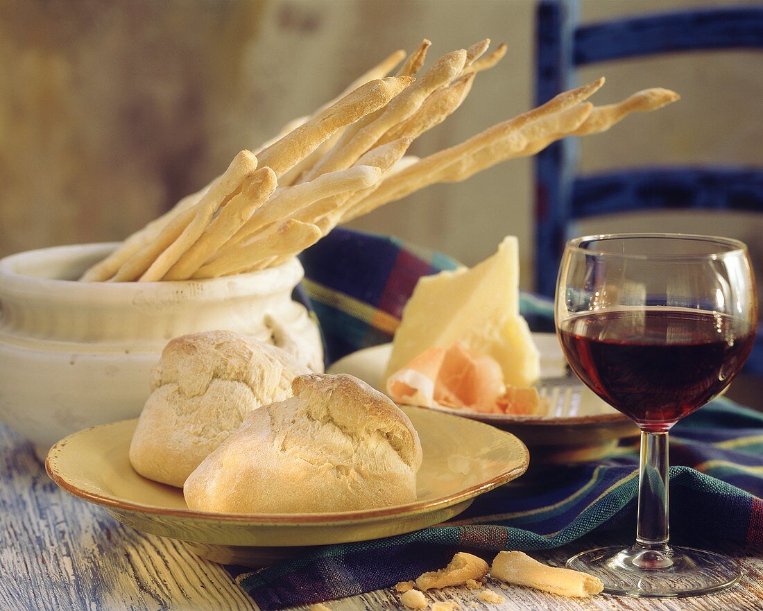 Zwei Brötchen, Käse & Schinken, Grissini & ein Glas Rotwein