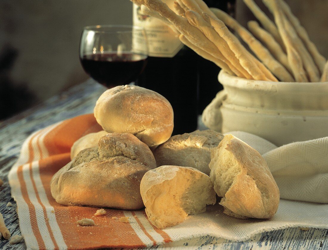 Hefeteigbrötchen, Grissini & ein Glas Rotwein