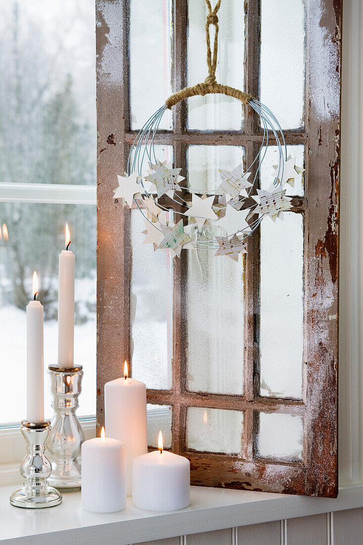 DIY wreath made of metal wire and paper stars