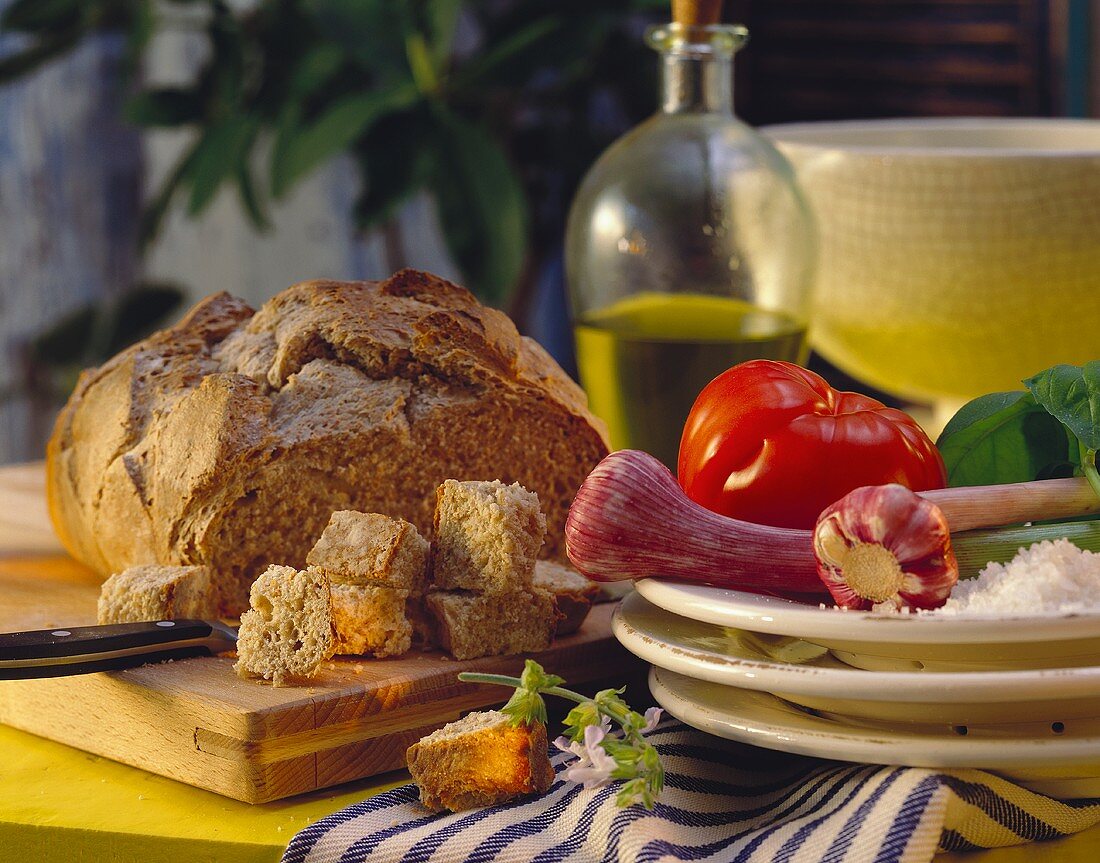 Zutaten für toskanischen Brotsalat (Panzanella)
