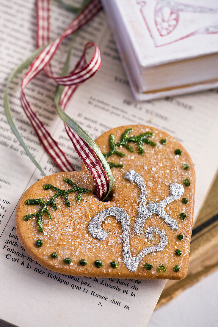 Weihnachtlich verziertes Lebkuchenherz