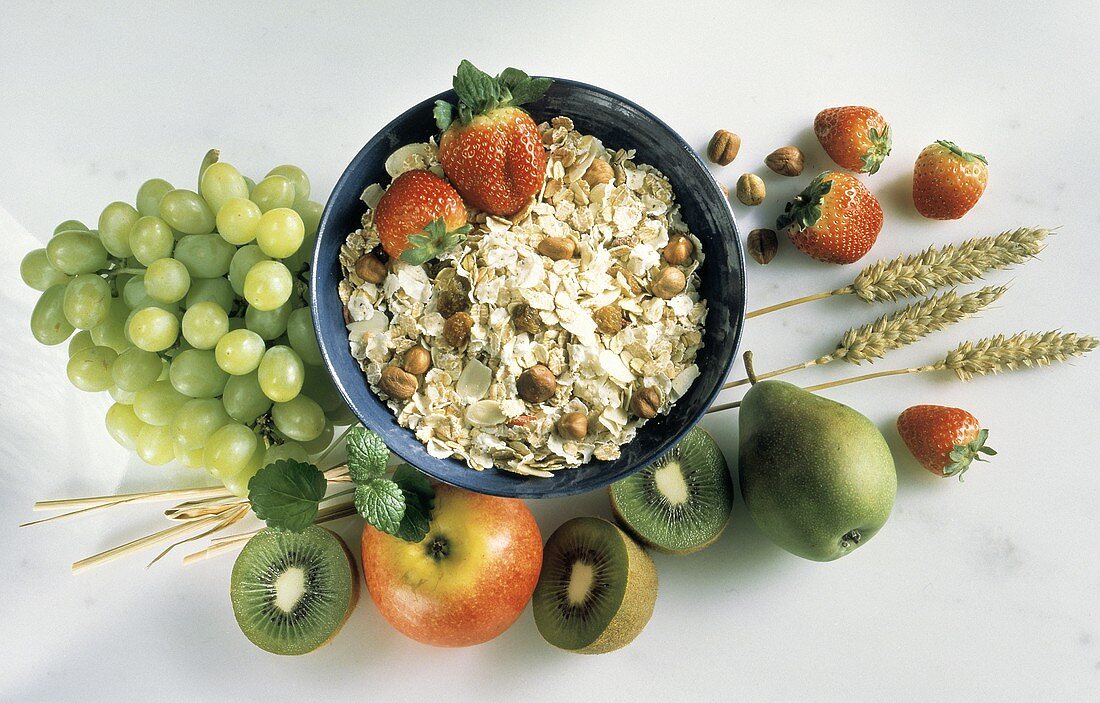 Müsli mit Nüssen,Rosinen,Erdbeeren im Schälchen, Deko: Obst