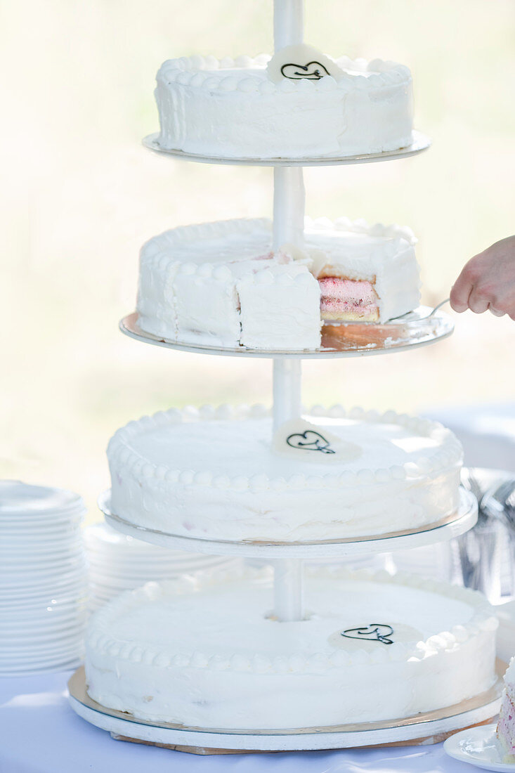 Vierstöckige weiße Hochzeitstorte