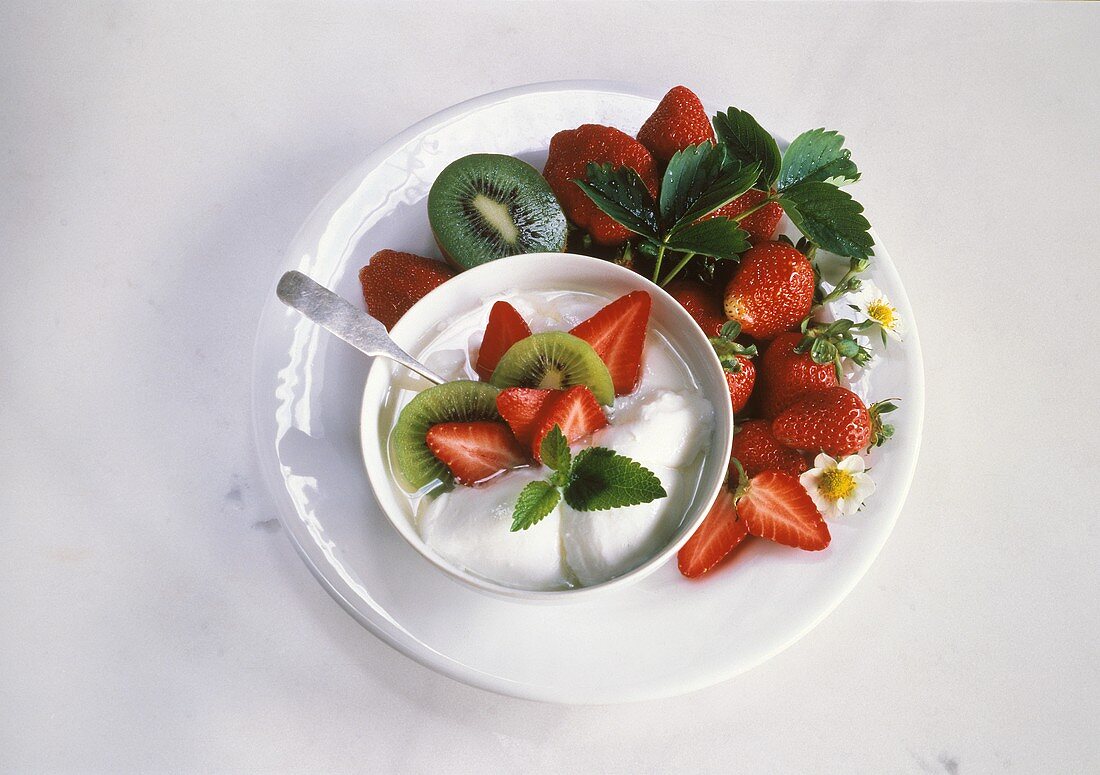 Yoghurt with strawberries and kiwi fruit
